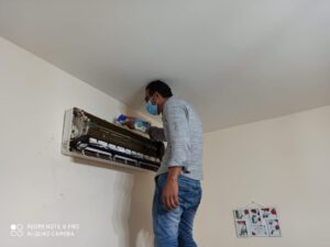 Read more about the article صيانة مكيفات أبوظبي: دليلك الشامل للحفاظ على برودة منزلك وراحة بالك مع جرين ووتر